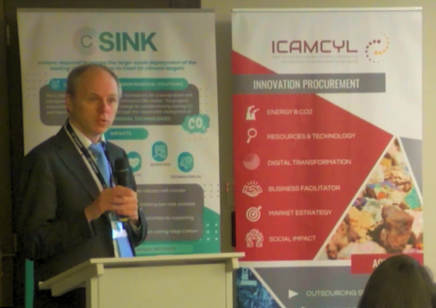 Dr Willem van Dorp presenting the SEAO2-CDR project at the C-SINK network event